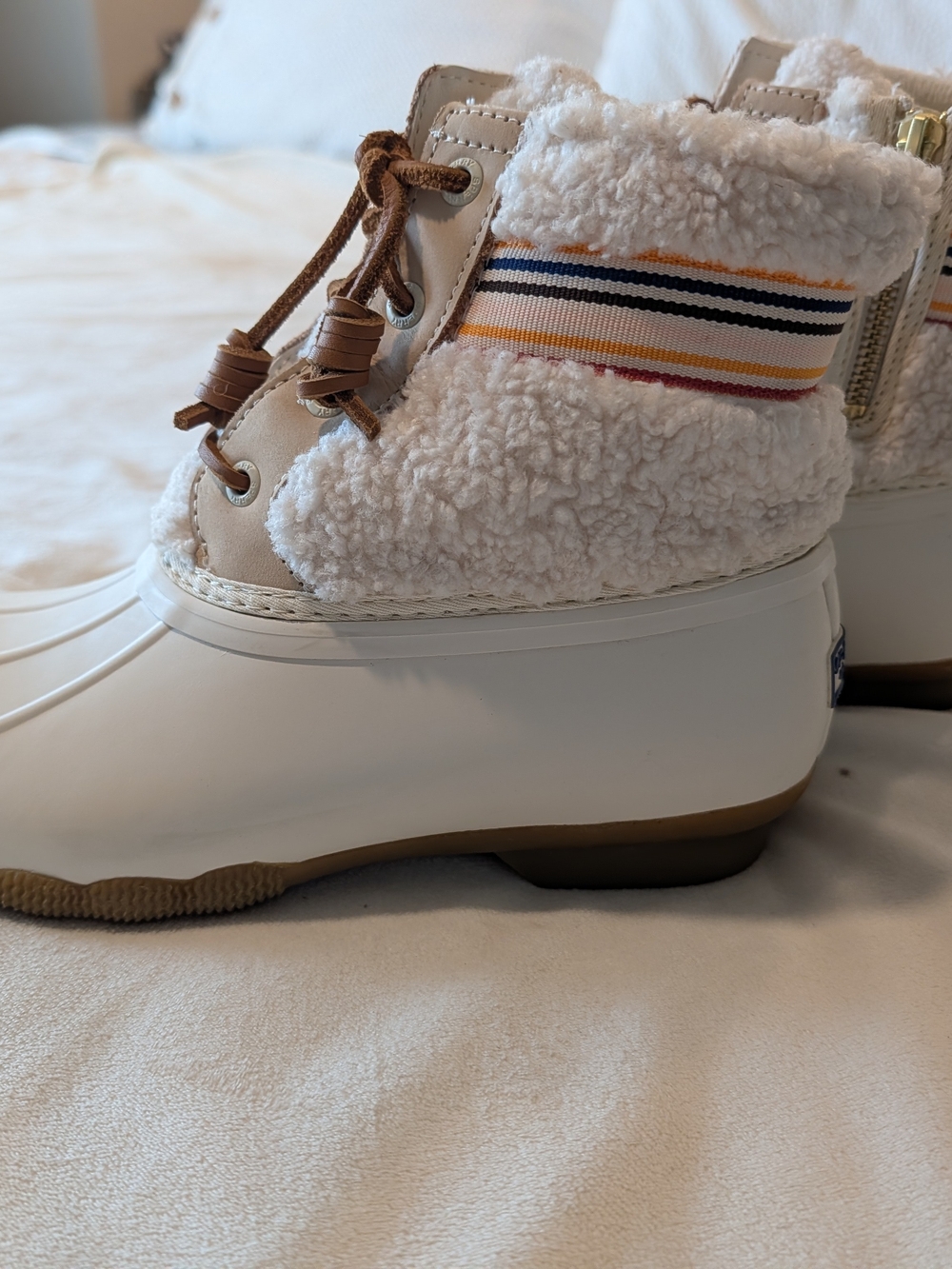 Sperry Cream Sherpa-Lined Kids Duck Boots with Pink Accent - Picture 2 of 7